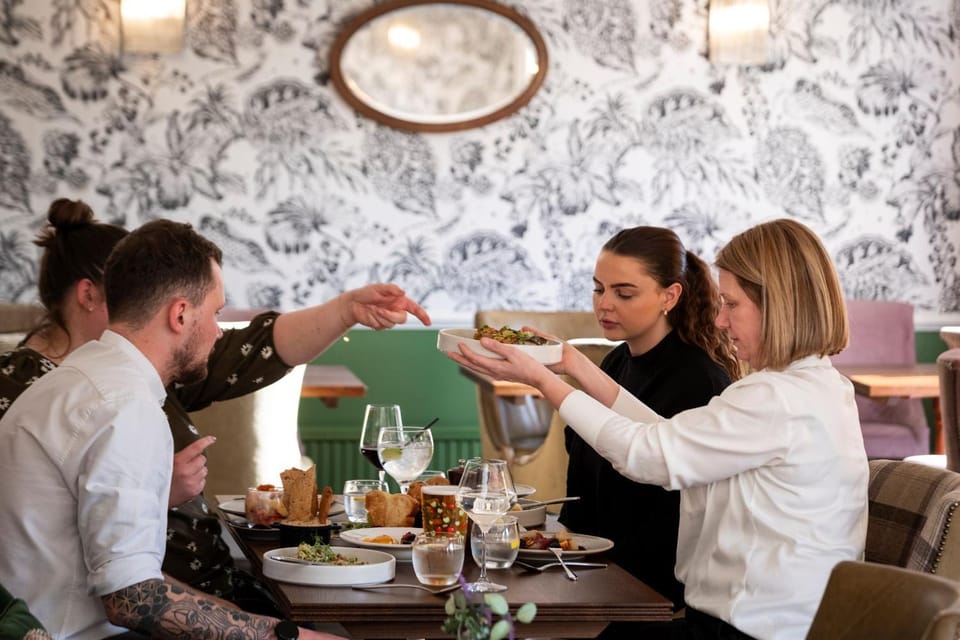 Restaurant/places to eat, Restaurant/places to eat, Food and drinks, Food, Guests, group of guests, group of guests