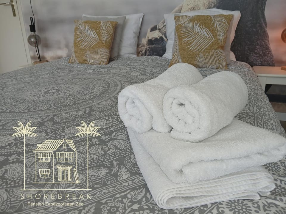 Bed, towels
