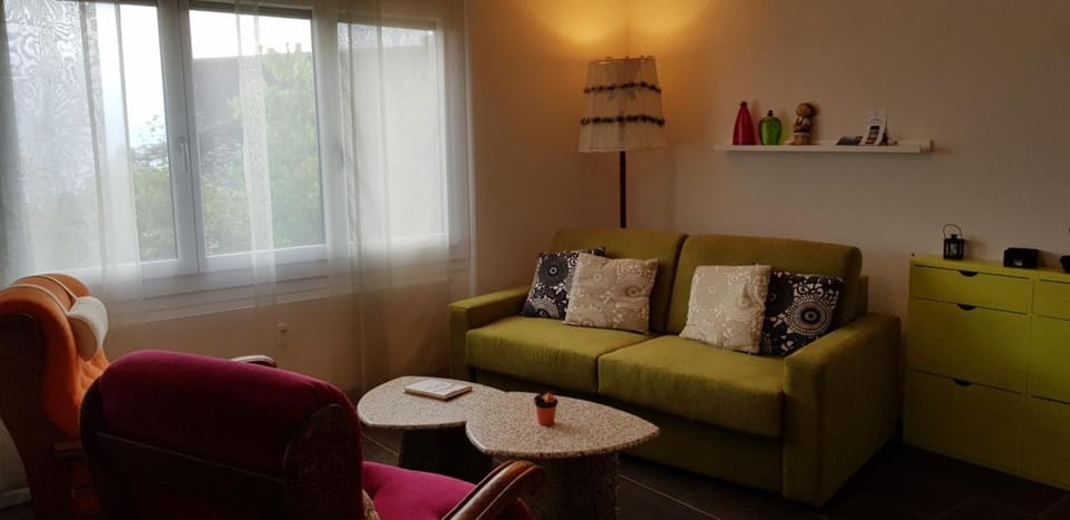 TV and multimedia, Living room, Decorative detail, Seating area, Guests