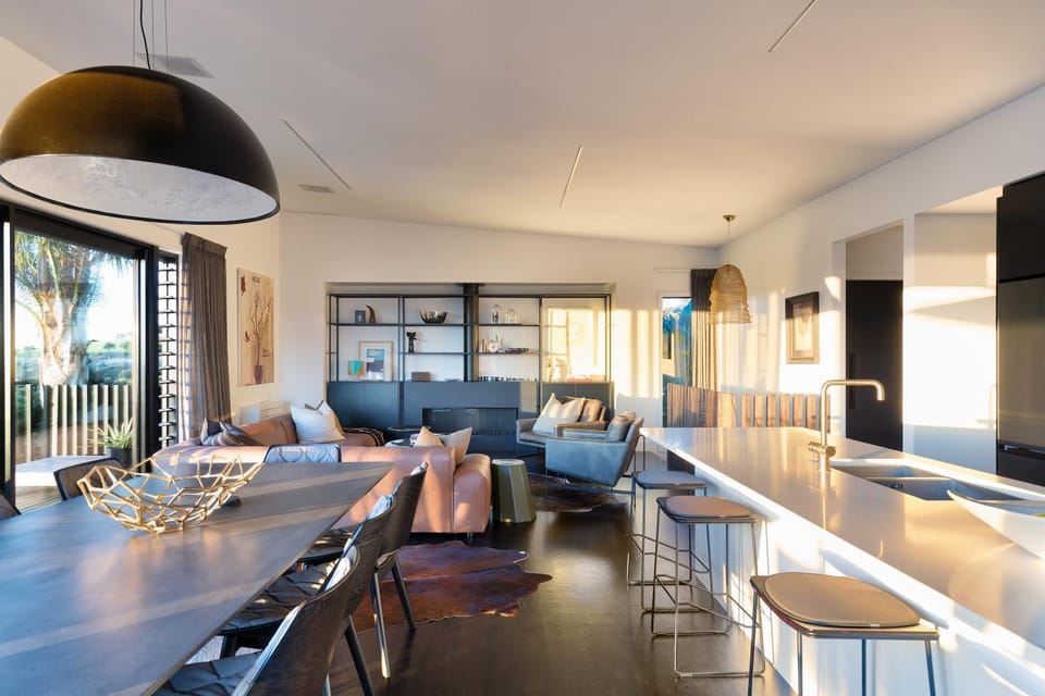 Kitchen or kitchenette, Living room, Seating area, Dining area
