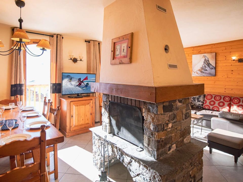Chalet confortable à Val Thorens, 50m des pistes, 8 pers., cheminée, parking, local à skis Apartment in Les Allues