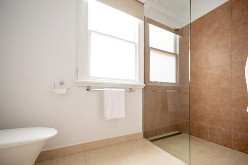 Minutes from the CBD Cafes and Cataract Gorge House in Launceston