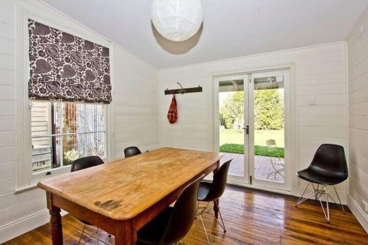 Sunny Character 1800's Cottage House in Launceston