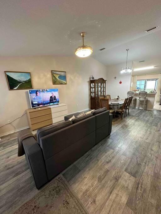 Communal lounge/ TV room, TV and multimedia, Living room, Seating area