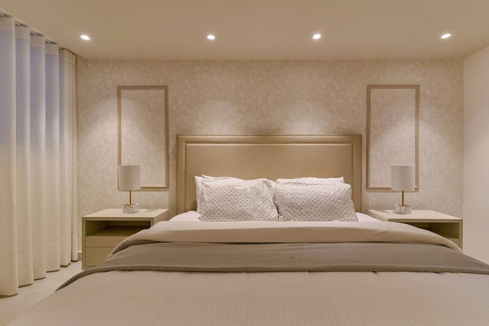 Toilet, Communal lounge/ TV room, Bed, Bathroom, Other, Decorative detail, Bedroom, Entertainment, locker, soundproof, wardrobe, air conditioner