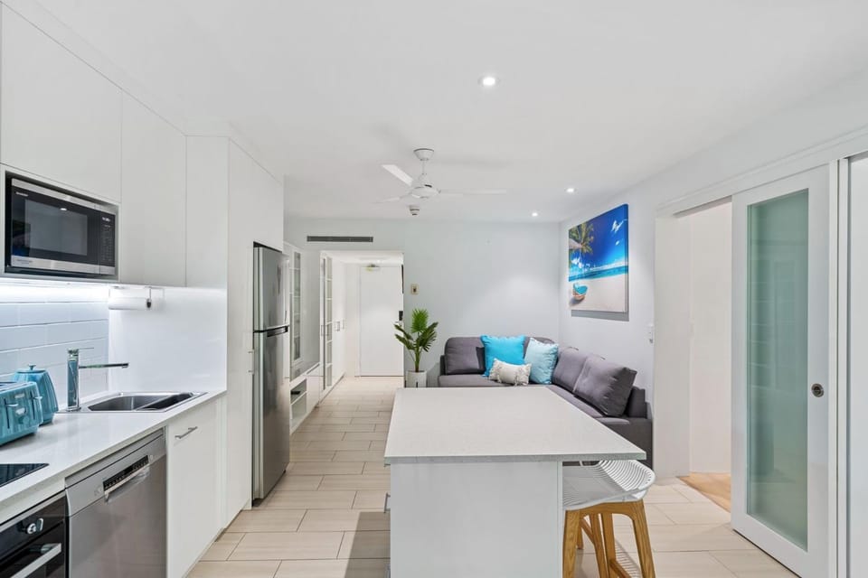 Kitchen or kitchenette, Living room, Seating area, Dining area, minibar, stove