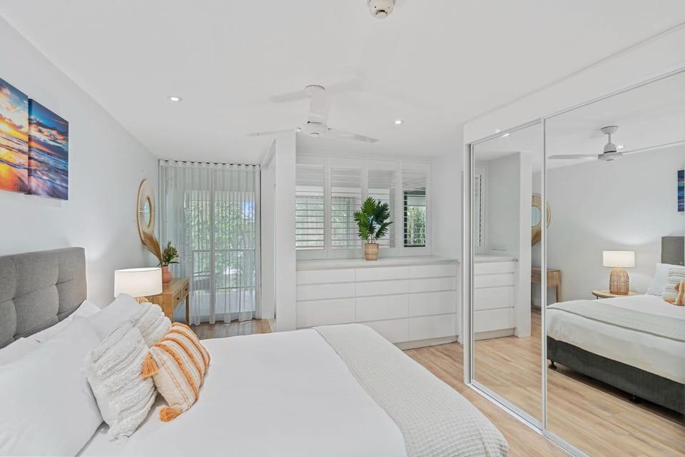 Bed, Photo of the whole room, Bedroom, fireplace