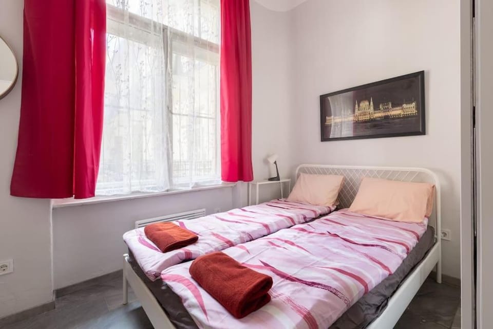 KZ10E Paola apt on Kazinczy utca Apartment in Budapest