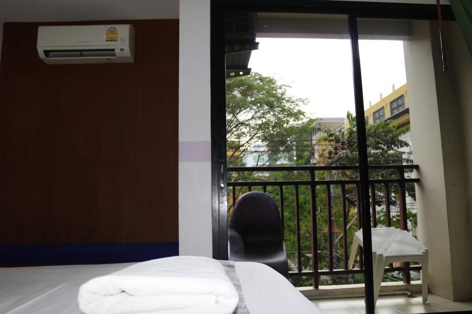 Bed, air conditioner