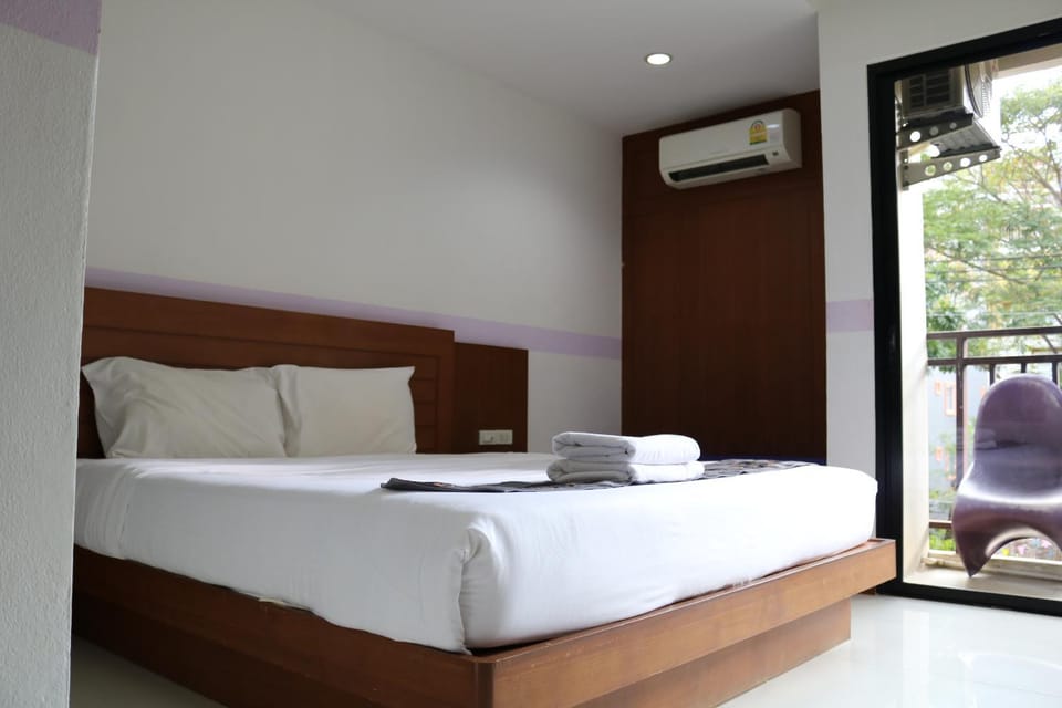 Bed, Bedroom, air conditioner