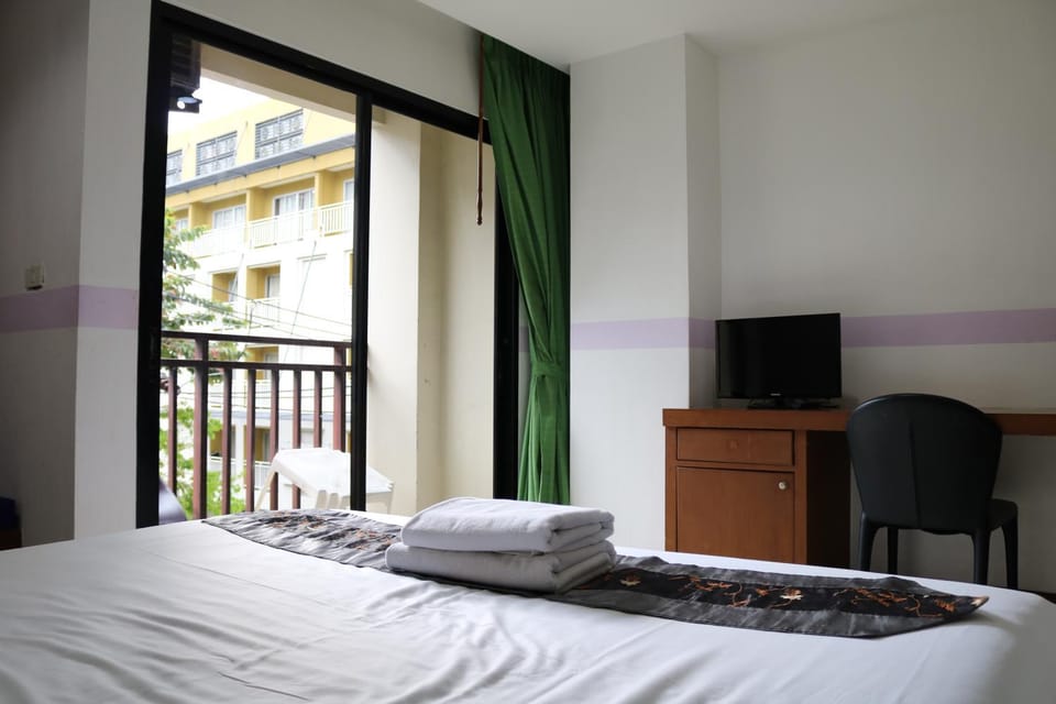 Bedroom, towels