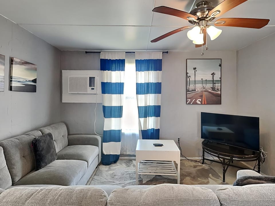 TV and multimedia, Living room, Seating area, furniture, air conditioner