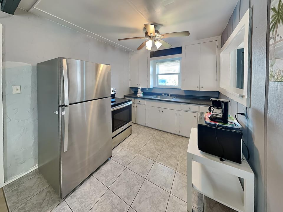 Coffee/tea facilities, microwave, oven, kitchen