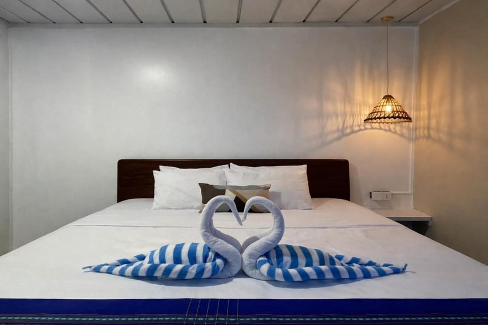 Bed, Photo of the whole room, Bedroom, towels