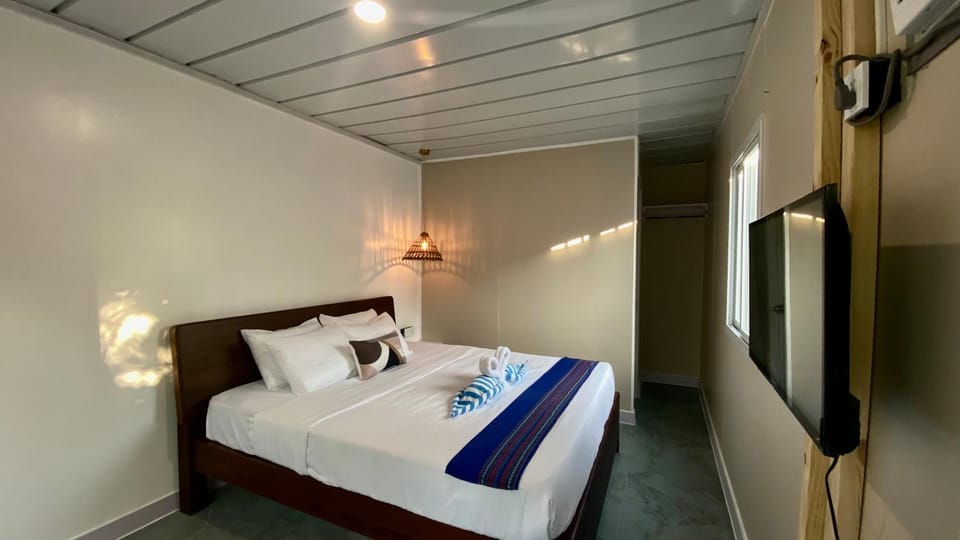 Bed, TV and multimedia, Photo of the whole room, Bedroom, towels