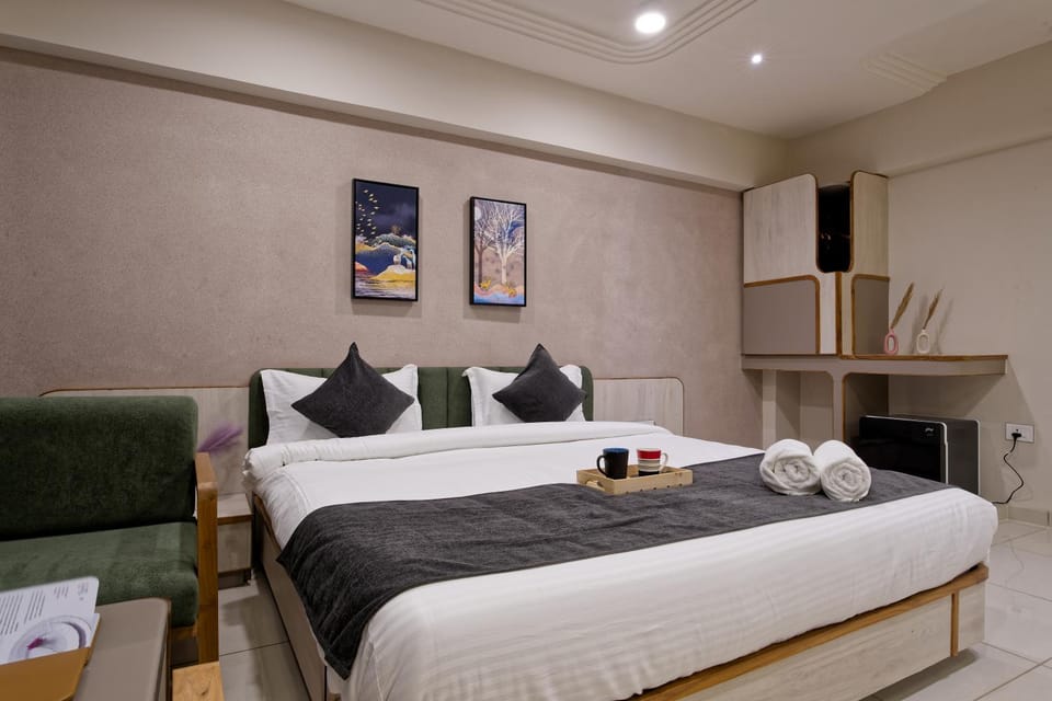 Bed, Seating area, Bedroom