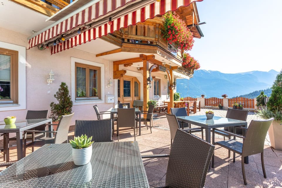 Patio, Restaurant/places to eat, Balcony/Terrace