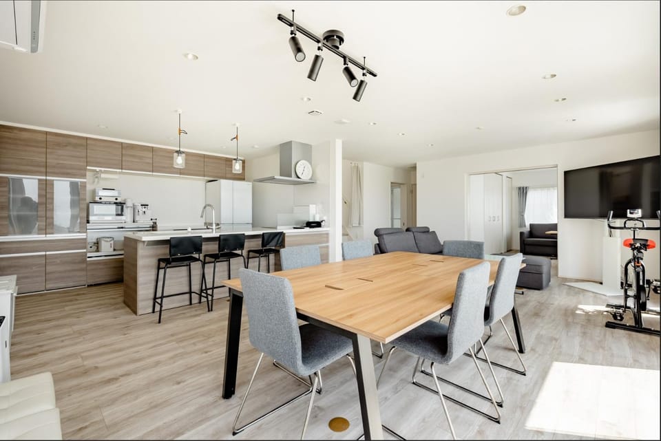 Communal lounge/ TV room, TV and multimedia, Kitchen or kitchenette, Living room, Seating area, Dining area, oven, stove, toaster, air conditioner