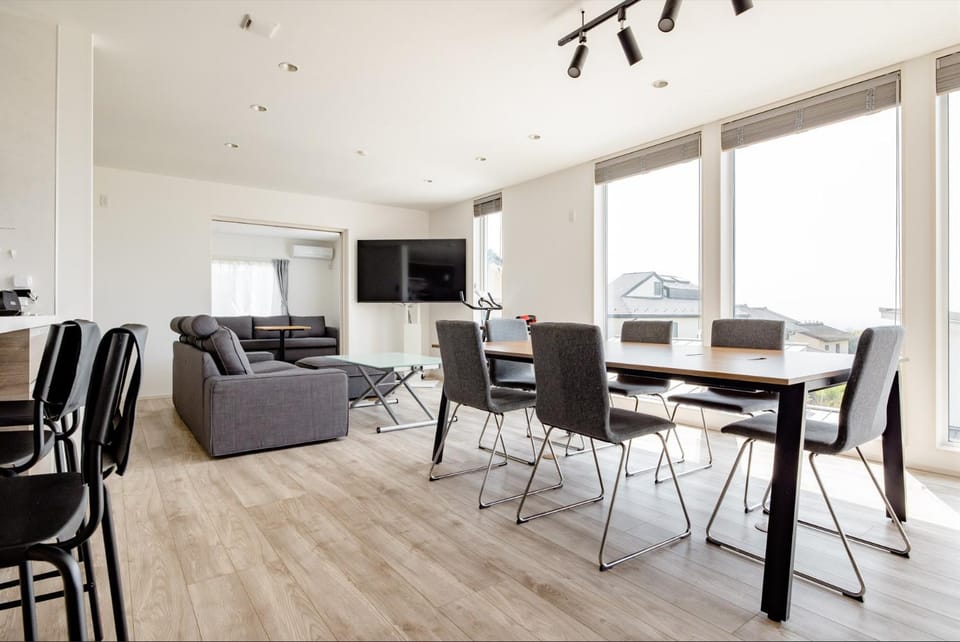 Communal lounge/ TV room, TV and multimedia, Living room, Dining area