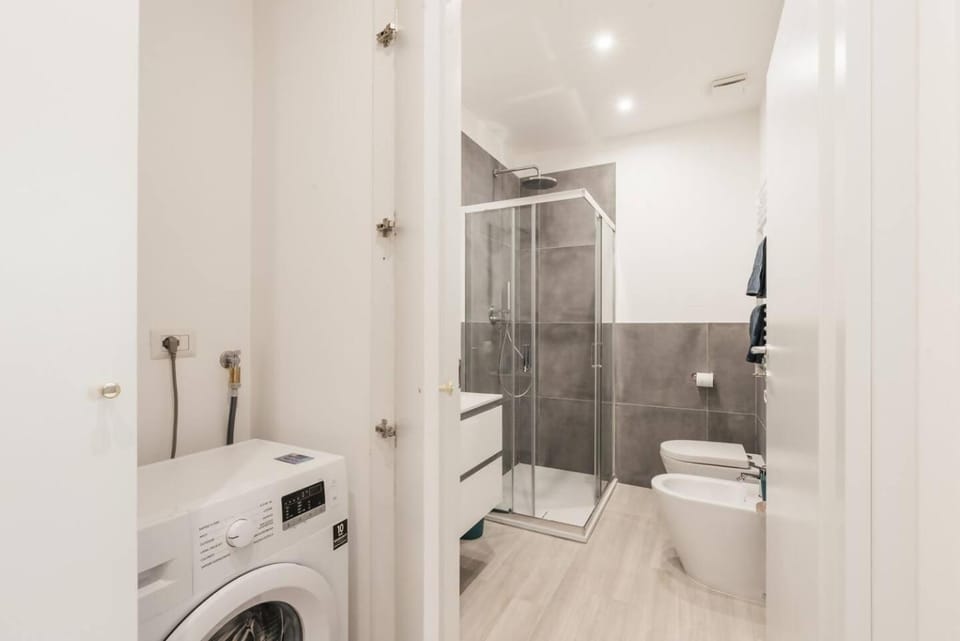 Shower, Toilet, Bathroom, towels, washing machine