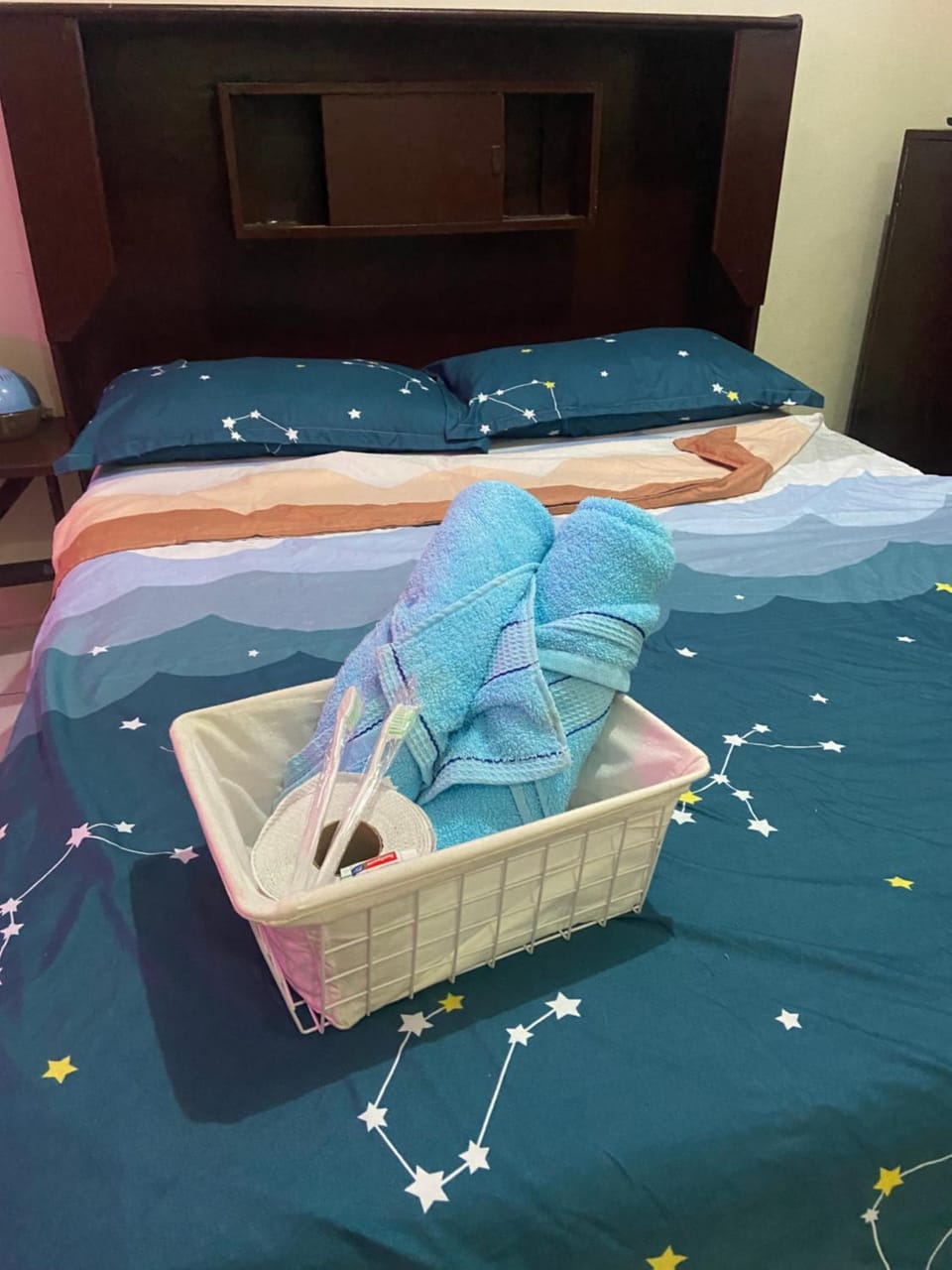 Bed, towels