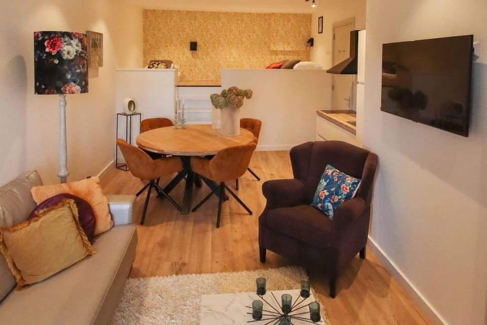 TV and multimedia, Seating area, Dining area