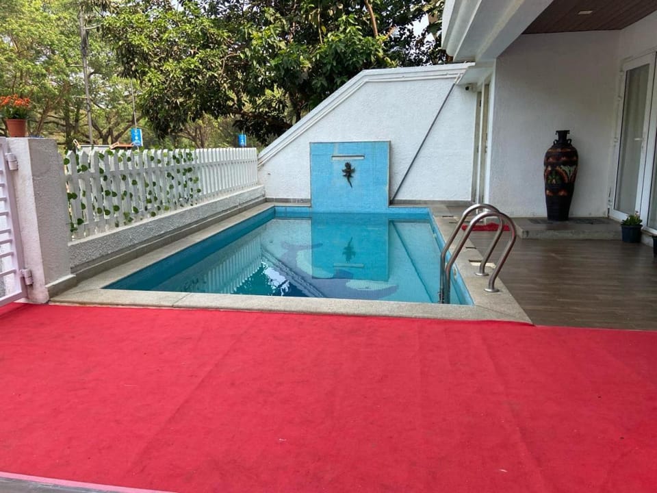 Swimming pool, Swimming pool