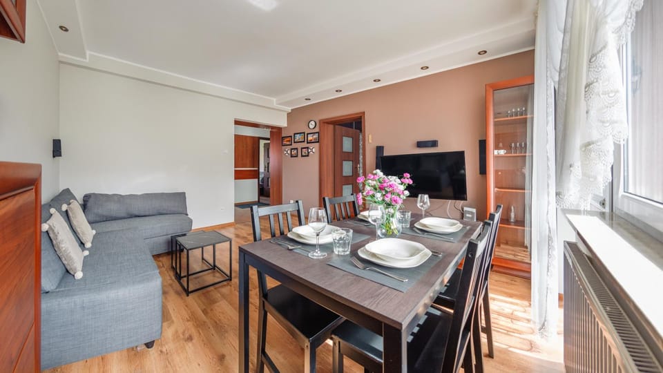 TV and multimedia, Seating area, Dining area