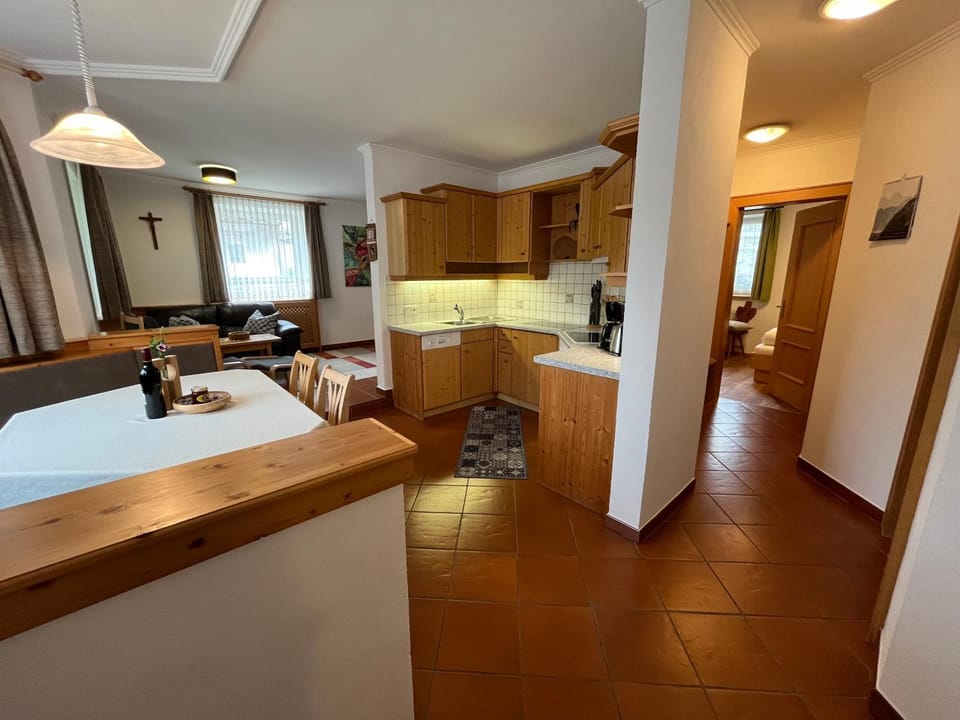 Kitchen or kitchenette, Dining area, stove