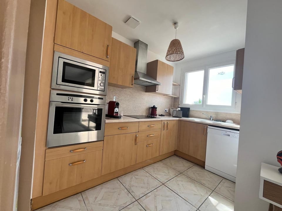 Coffee/tea facilities, dishwasher, microwave, oven, stove, toaster