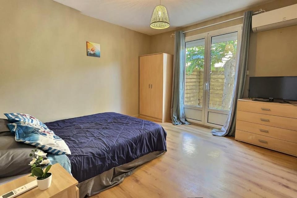 Patio, Bed, TV and multimedia, Photo of the whole room, Bedroom, wardrobe, air conditioner