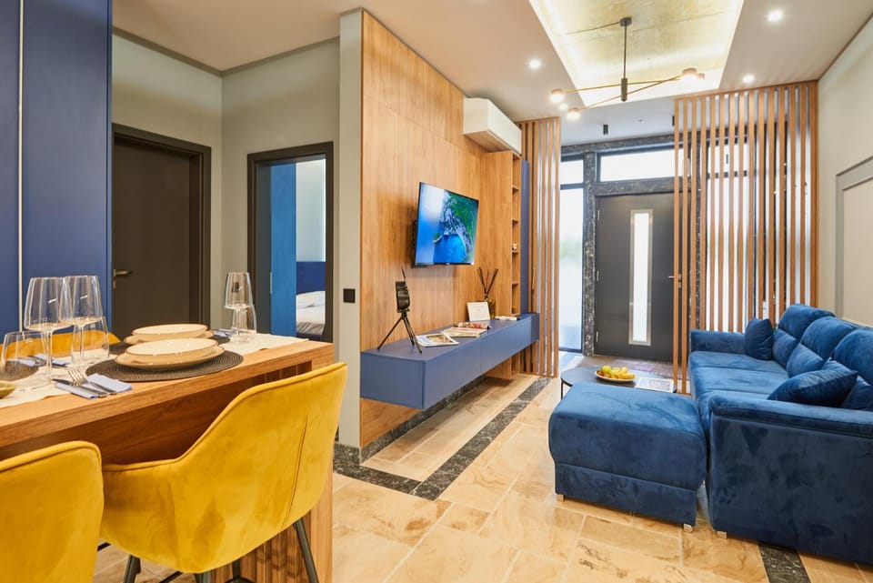 Communal lounge/ TV room, TV and multimedia, Living room, Seating area, Dining area