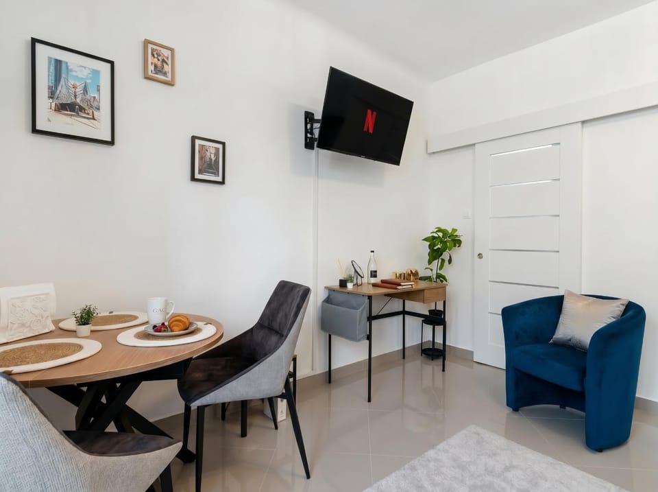 TV and multimedia, Living room, Seating area, Dining area
