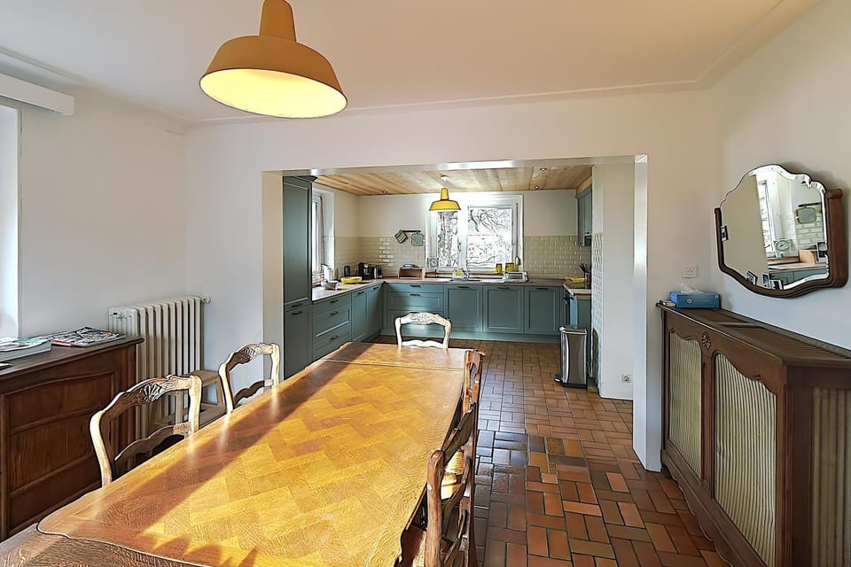 Kitchen or kitchenette, Dining area