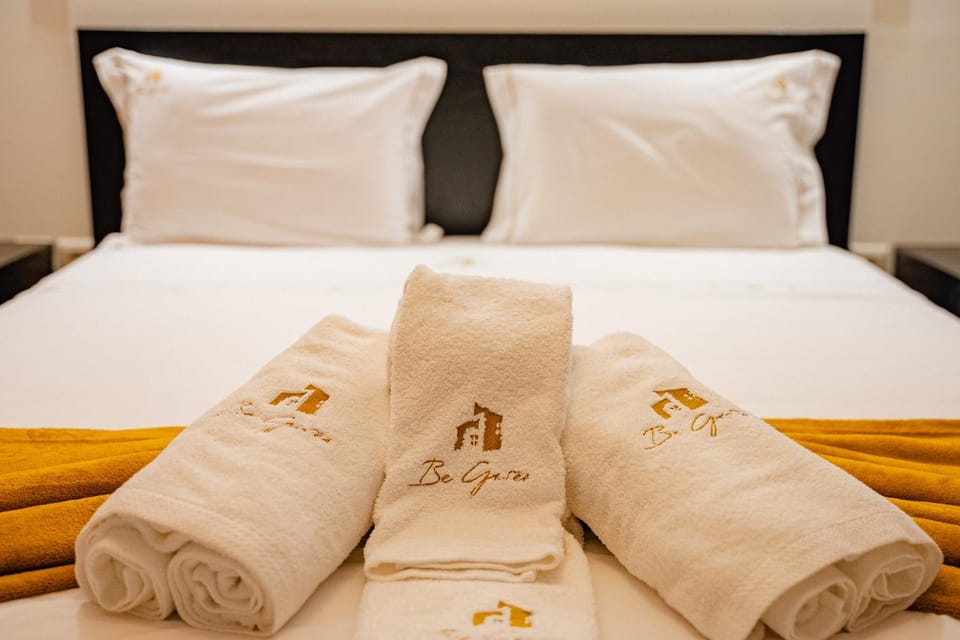 Bed, towels