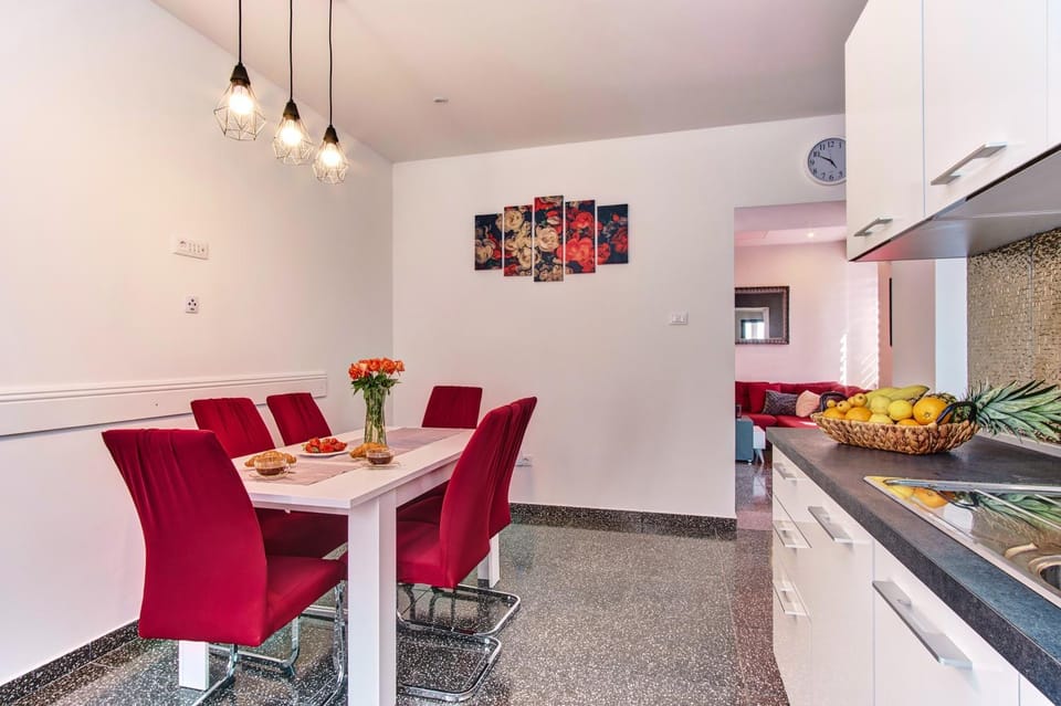 Kitchen or kitchenette, Seating area, Dining area