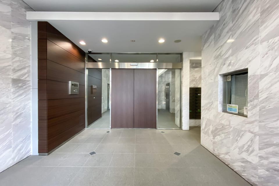 Facade/entrance, elevator