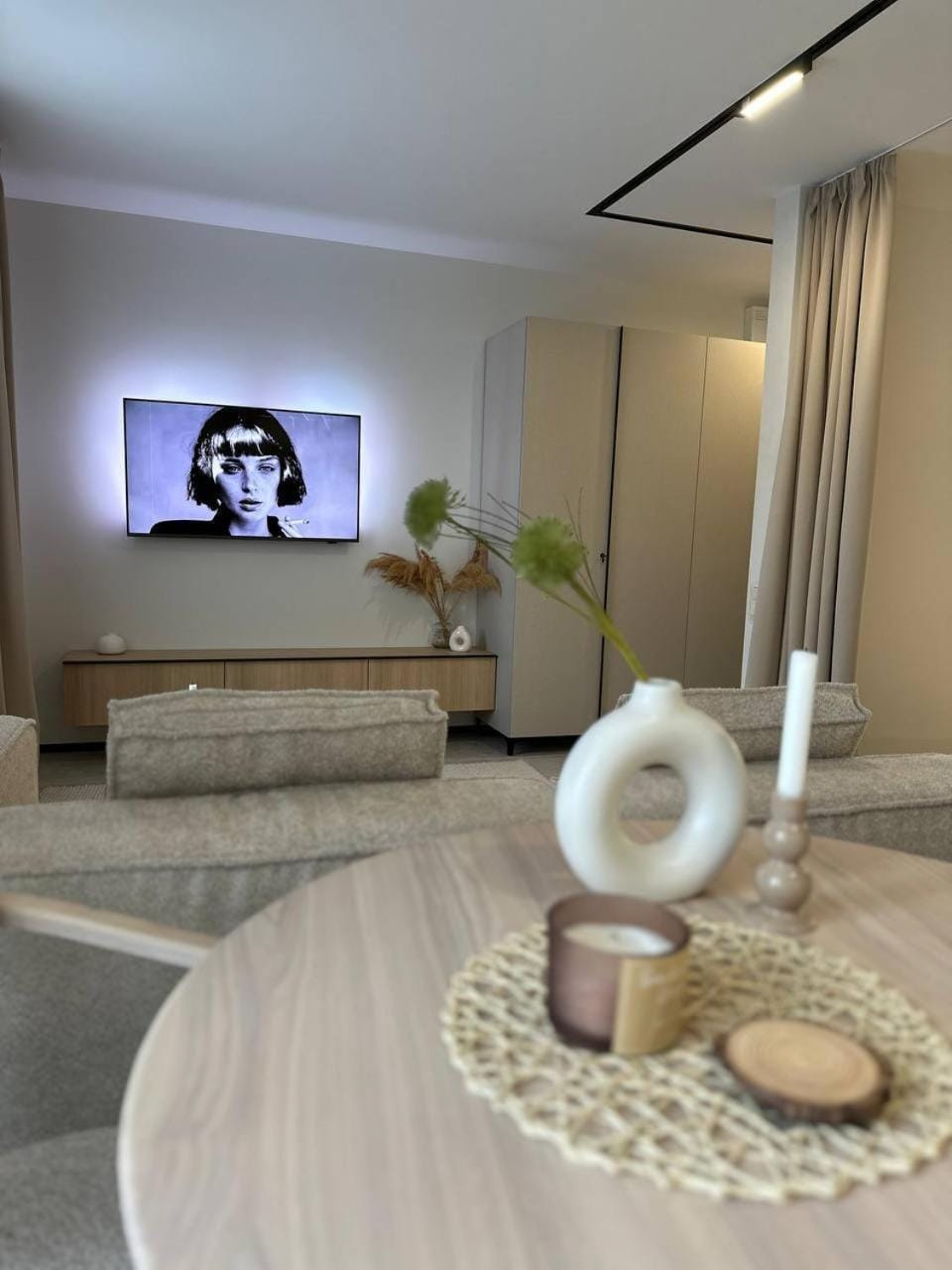 TV and multimedia, Living room, Decorative detail, Seating area