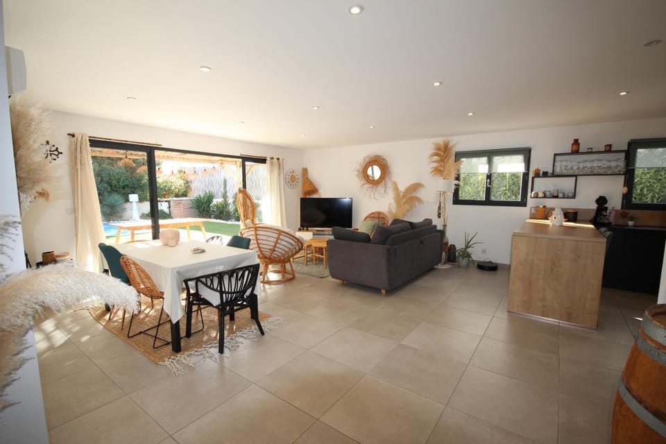 Belle villa contemporaine climatisee, piscine privee, 6 - 8 couchages, 3 chambres, wifi, à 3 km de la plage -LXDALI25B Villa in Portiragnes