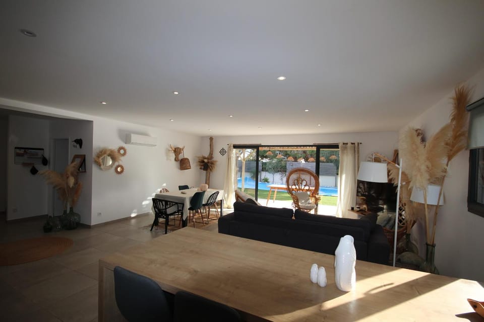 Belle villa contemporaine climatisee, piscine privee, 6 - 8 couchages, 3 chambres, wifi, à 3 km de la plage -LXDALI25B Villa in Portiragnes