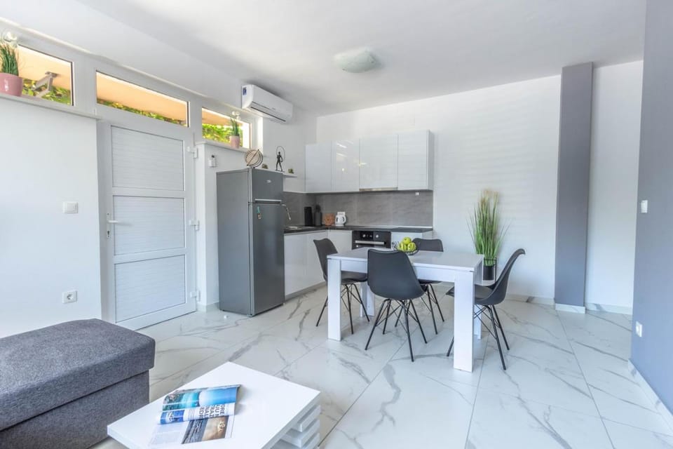 Kitchen or kitchenette, Living room, Seating area, Dining area, pet friendly, stove