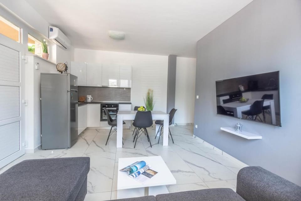 TV and multimedia, Kitchen or kitchenette, Living room, Seating area, Dining area, pet friendly, stove