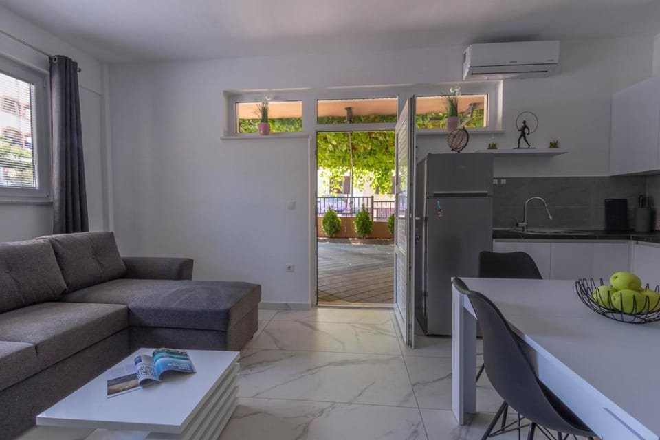 Living room, Seating area, air conditioner