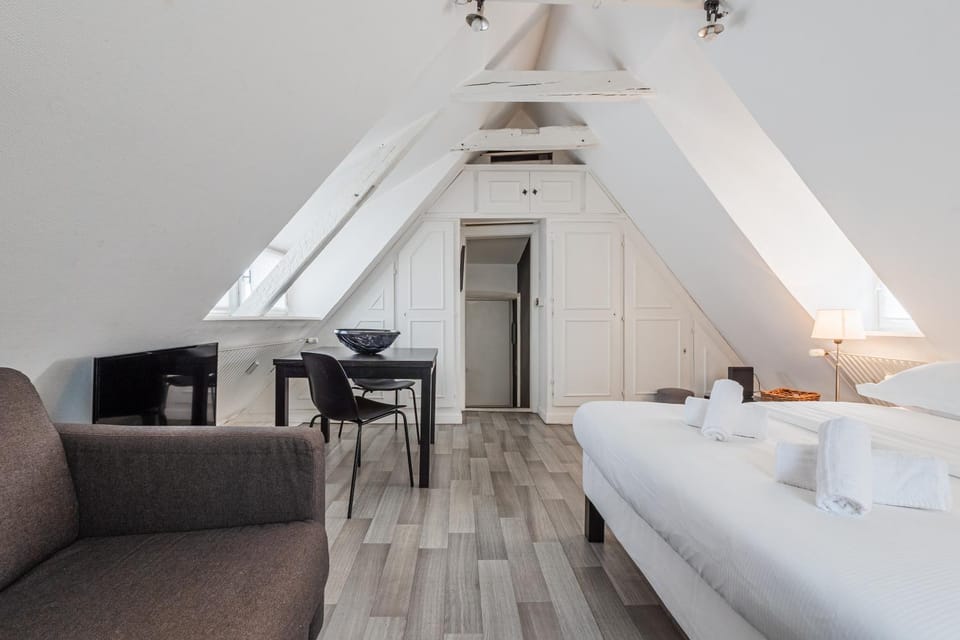 Bed, Dining area