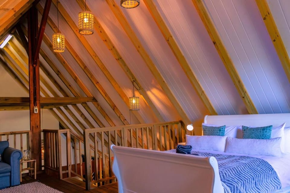 Bed, Seating area, Bedroom