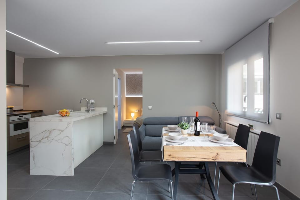 Kitchen or kitchenette, Living room, Seating area, Dining area, minibar, pet friendly, stove