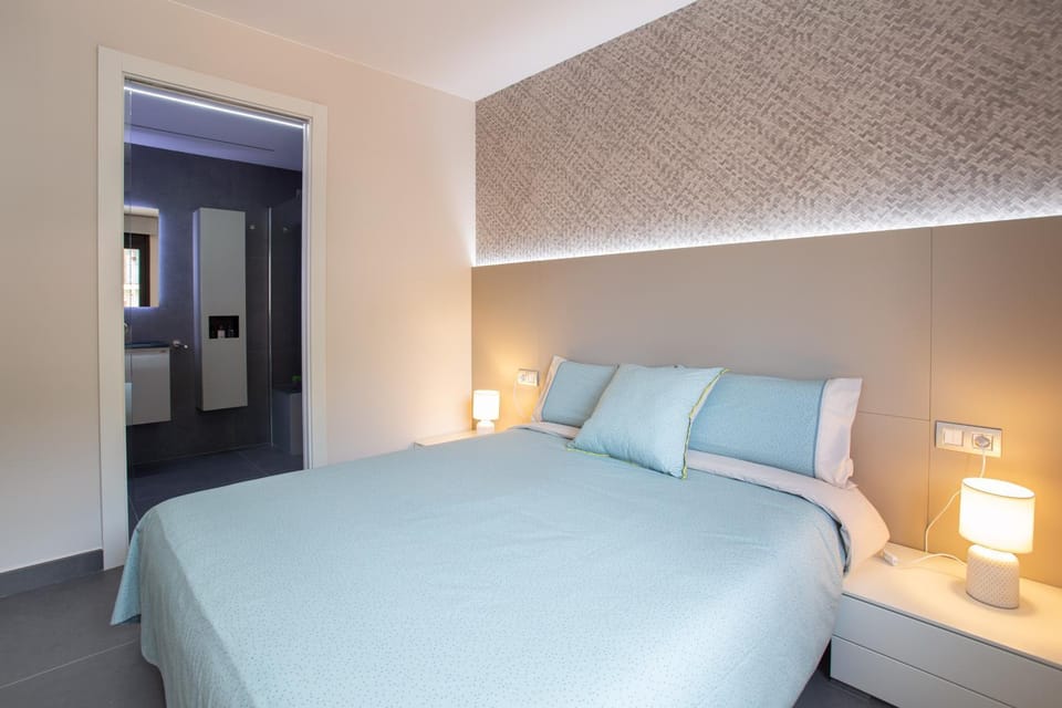 Toilet, Bed, Photo of the whole room, Bedroom