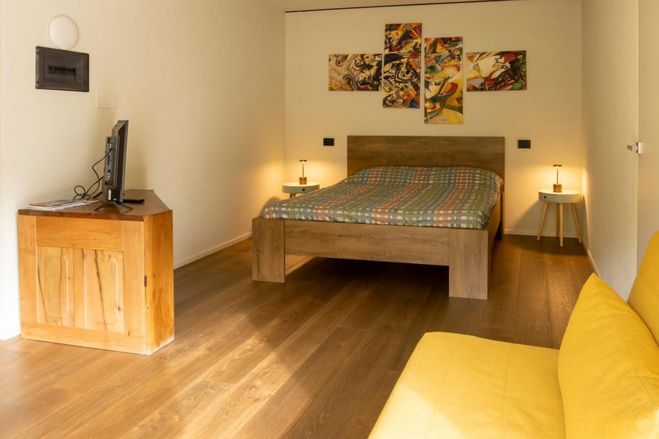Bed, Photo of the whole room, Seating area, Bedroom