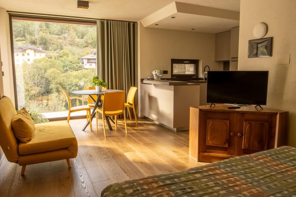 Communal lounge/ TV room, Bed, TV and multimedia, Kitchen or kitchenette, Living room, Photo of the whole room, Seating area, Dining area