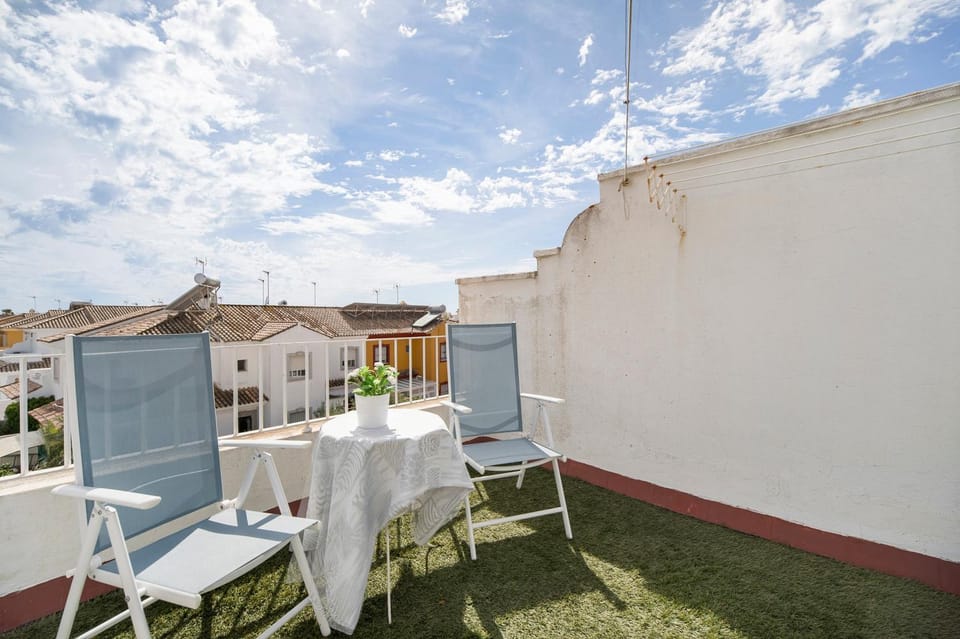Property building, Balcony/Terrace, Living room